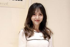 我们瘦着呢！唐嫣纯白束身裙力否“怀孕”传闻