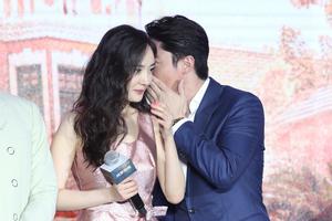 好亲密！杨幂与霍建华现场贴耳聊悄悄话