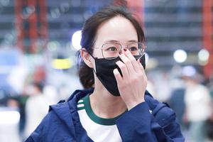 张钧甯穿风衣牛仔裤气质清爽 口罩不掩白嫩肌肤