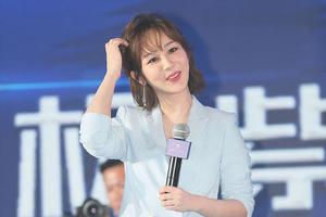 杨紫天蓝西装LOOK知性干练 挠头露甜笑可爱