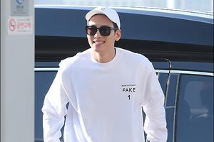 池昌旭退伍后首亮相 现身机场飞往日本