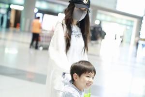 霍思燕带儿子忙完行程赶回家 嗯哼撒娇卖萌