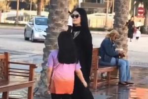 李湘带女儿逛街被偶遇 凸出来的小肚腩太抢镜