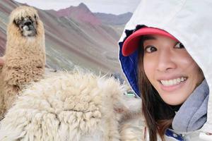 蔡依林晒爬山美照 与羊驼开心自拍