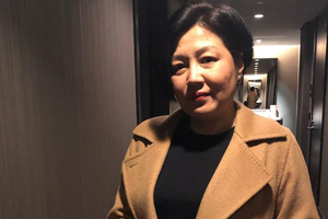 李咏女儿曝妈妈哈文近照送母亲节祝福