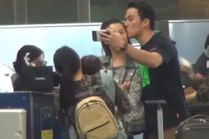 赌王儿子何猷启带妻女探望丈母娘