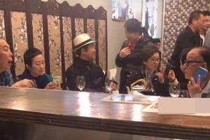 铁三角张国立王刚张铁林携家眷聚餐