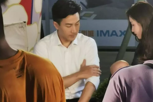 刘恺威街头拍戏耐心教陈都灵抱娃