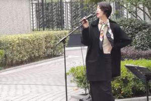 网曝李亚鹏女友近照 现身街头唱歌