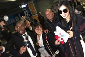 奚梦瑶奔赴戛纳大披肩遮肚被记者围堵