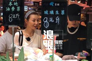 张曼玉与范丞丞同框买菜砍价接地气