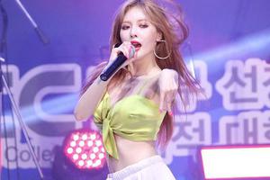 泫雅穿绿色吊带表演 身材火辣性感撩人