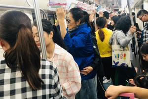 60岁倪萍长沙挤地铁朋友一旁扶腰