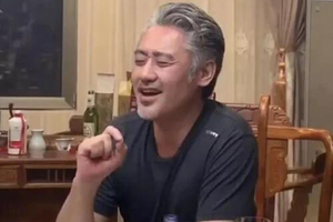吴秀波近照曝光酒桌高歌侃侃而谈