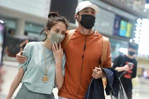 风波后依旧恩爱！杨烁夫妇同框现身