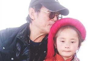 56岁李连杰合影网红“小杨幂”