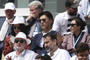 “老干部”靳东观战法网赛表情严肃