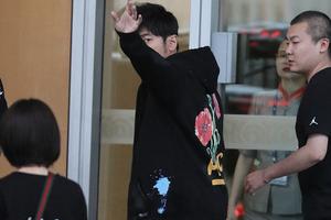 周杰伦潮装印花外套亮相 对粉丝挥手致意