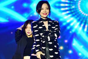 张靓颖红唇皮裤似女王slay全场 对粉丝比心