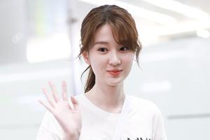 乔欣懒理恋情传闻卖萌挥手 甜美娇俏白到发光