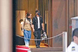 二人世界！吴镇宇撇下儿子和老婆逛街