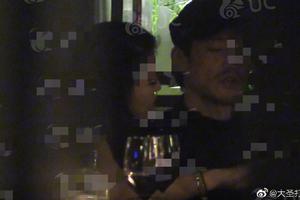 新恋情曝光？胡兵与一女子亲昵同回住处