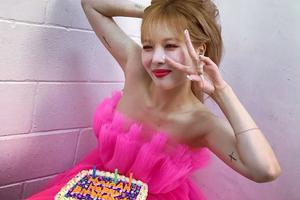 泫雅穿粉色蓬蓬裙庆生少女心满满