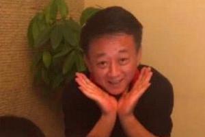 55岁朱军近照消瘦不少 与金龟子等人互动状态好