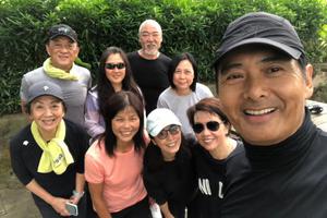 周润发和好友爬山晒合影 63岁米雪现身冻龄超嫩