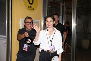 今日狗粮！大S带老公汪小菲甜蜜看演唱会