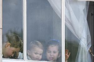 欧洲三小只？英国王室三萌娃看演出齐变表情包