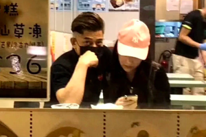 郭富城方媛独自约会吃甜品 甜蜜依偎看手机