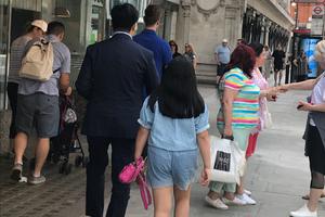 网友英国偶遇王岳伦父女 王诗龄拎两万块名牌包秀腿