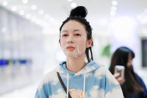傅菁扎丸子头敷面膜现身 哈欠连天睡眼惺忪