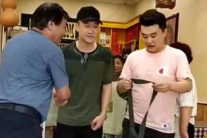 曹云金离婚后带唐菀吃散伙饭 面带笑容心情不错