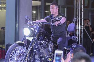 杨坤跨界拍电影荷尔蒙爆棚 骑摩托炫酷登场