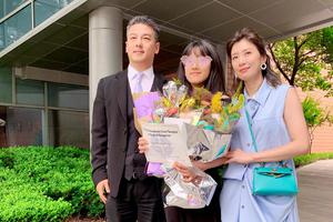 贾静雯罕见与前夫同框！一同出席女儿毕业典礼