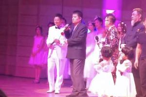 60岁毕福剑穿西装登台 时隔4年再担任主持