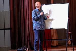 65岁陈佩斯近照曝光 胡子花白衣着朴素侃侃而谈