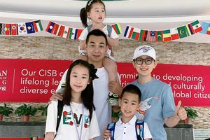 赵文卓妻子晒全家福 大女儿小学毕业亭亭玉立