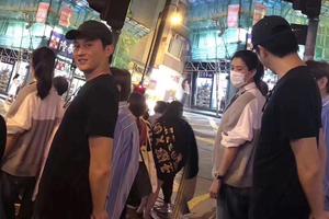 网友偶遇袁咏仪夫妇 张智霖望妻脸甜蜜