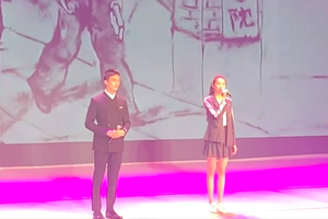 关晓彤吴磊北电文艺演出同台合唱红歌
