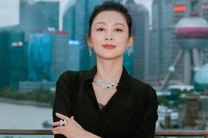 美人依旧！50岁陈红穿开衩长裙优雅