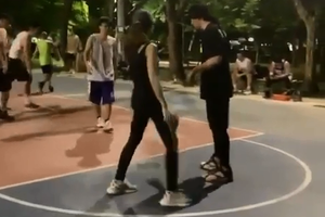 周杰伦晒与昆凌打篮球画面配合默契