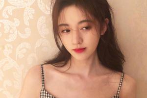 鞠婧祎穿黑白格吊带裙大秀香肩锁骨