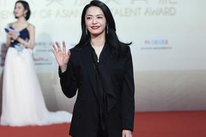 上影节姚晨黑色薄纱西装又美又飒