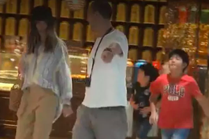 陈慧琳一家四口逛街自己潮装时髦