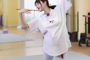 麦迪娜怀胎九月挺大肚上舞蹈课