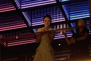 郎朗陪老婆回娘家演出 爱丽丝深情望夫