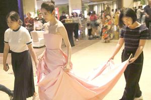 唐艺昕粉色抹胸长裙俏皮可爱